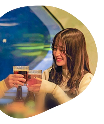 ドリンクを楽しむカップル