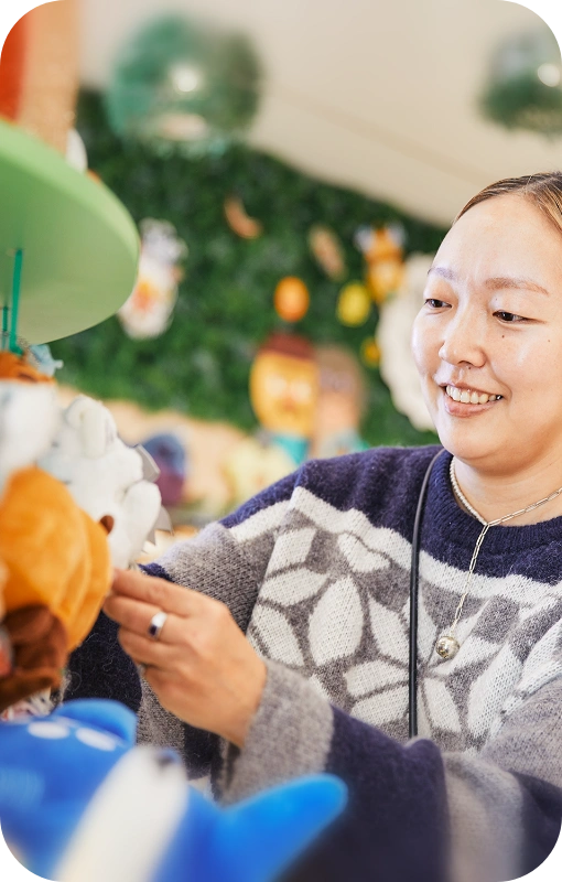 クリスマスツリー飾りつけ風景